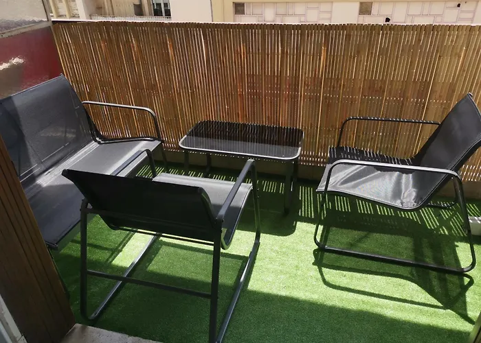 The Nice - 3 Rooms, 3Air Cond, 3Tv, 3Fans, 2 Wc, Wifi Everywhere 5Min Aeroport, Train, Beach, 1Min Tram, 15 Min Centre, Port, Parking Possible