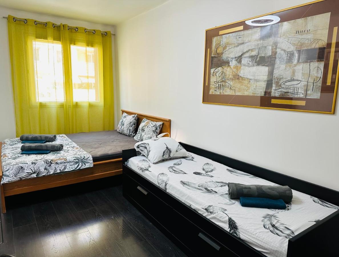 The - 3 Rooms, 3air Cond, 3tv, 3fans, 2 Wc, Wifi Everywhere 5min Aeroport, Train, Beach, 1min Tram, 15 Min Centre, Port, Parking Possible *