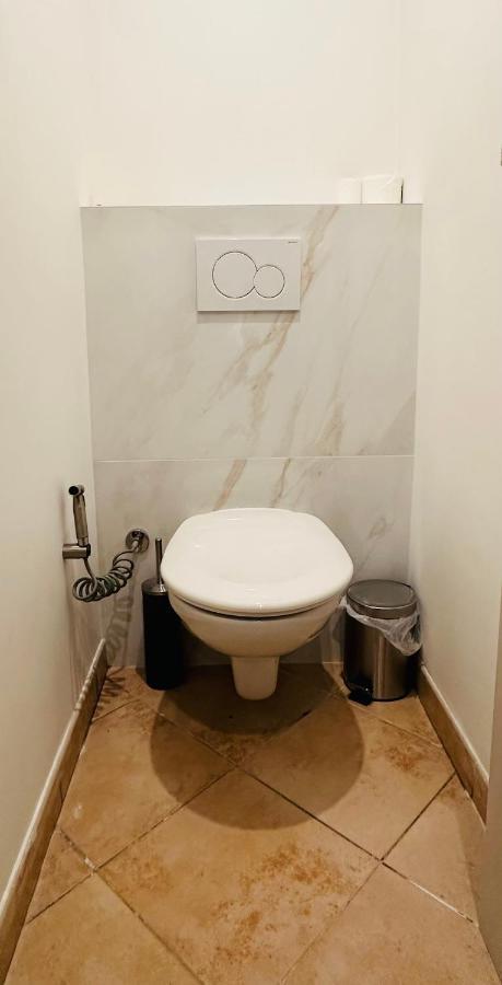 Apartamento The - 3 Rooms, 3air Cond, 3tv, 3fans, 2 Wc, Wifi Everywhere 5min Aeroport, Train, Beach, 1min Tram, 15 Min Centre, Port, Parking Possible