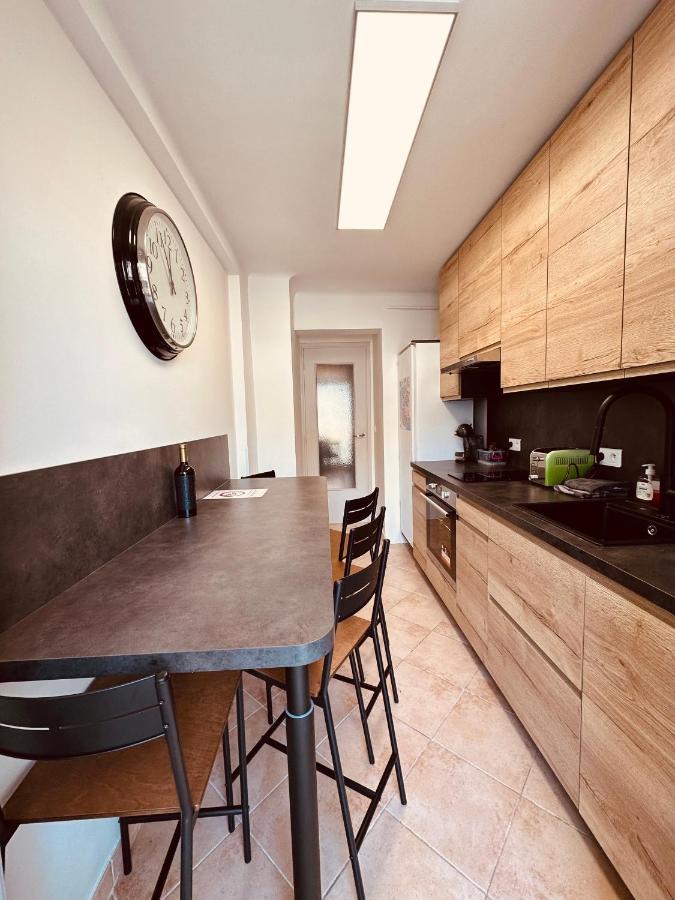 The - 3 Rooms, 3air Cond, 3tv, 3fans, 2 Wc, Wifi Everywhere 5min Aeroport, Train, Beach, 1min Tram, 15 Min Centre, Port, Parking Possible * Nice