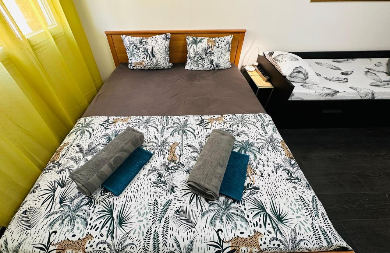 The - 3 Rooms, 3air Cond, 3tv, 3fans, 2 Wc, Wifi Everywhere 5min Aeroport, Train, Beach, 1min Tram, 15 Min Centre, Port, Parking Possible Appartement