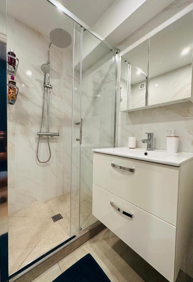 The - 3 Rooms, 3air Cond, 3tv, 3fans, 2 Wc, Wifi Everywhere 5min Aeroport, Train, Beach, 1min Tram, 15 Min Centre, Port, Parking Possible Apartamento *