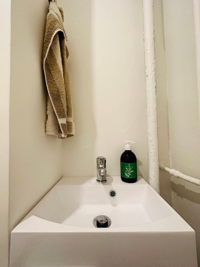 The - 3 Rooms, 3air Cond, 3tv, 3fans, 2 Wc, Wifi Everywhere 5min Aeroport, Train, Beach, 1min Tram, 15 Min Centre, Port, Parking Possible *