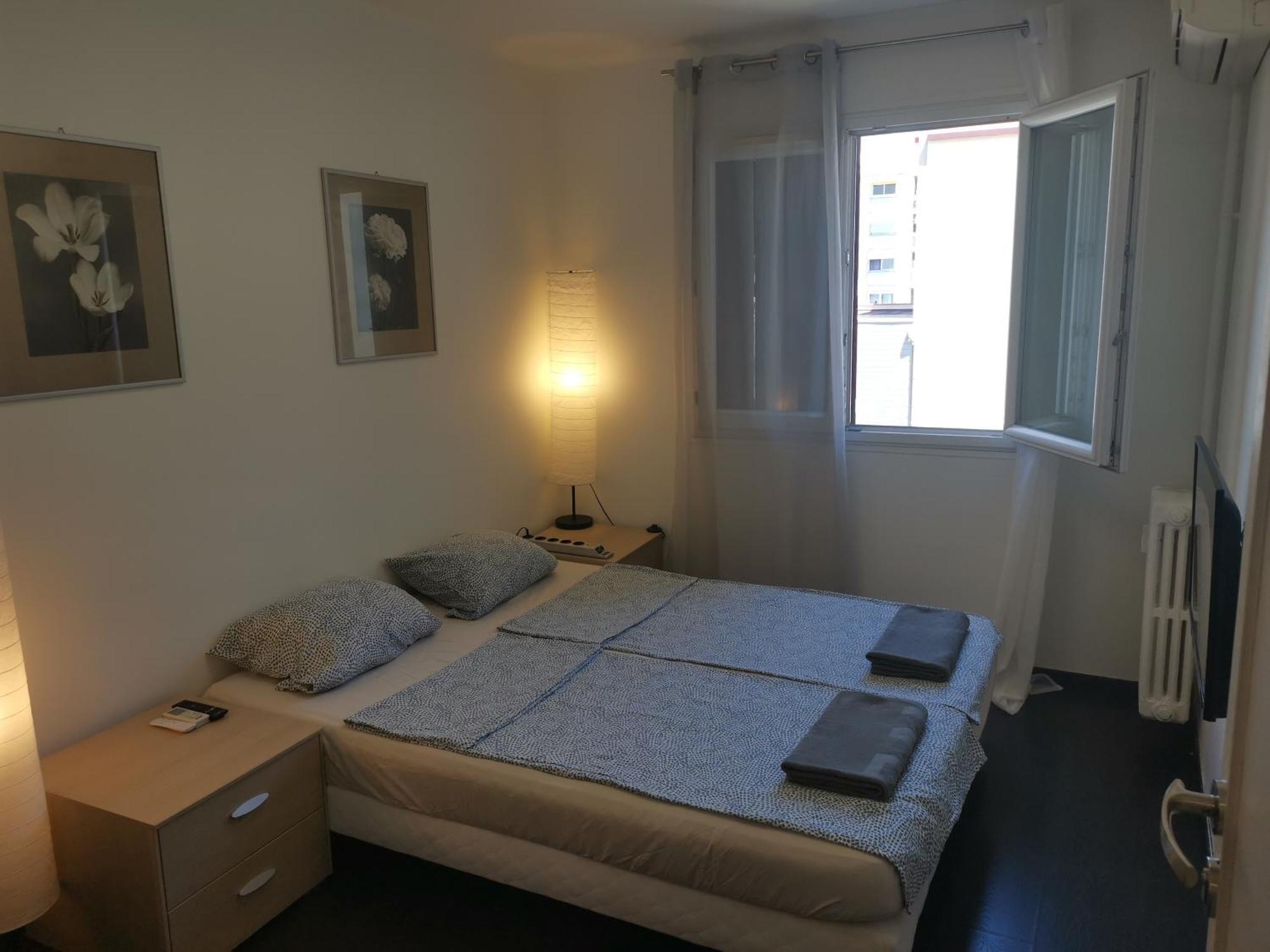The - 3 Rooms, 3air Cond, 3tv, 3fans, 2 Wc, Wifi Everywhere 5min Aeroport, Train, Beach, 1min Tram, 15 Min Centre, Port, Parking Possible Apartamento Nice